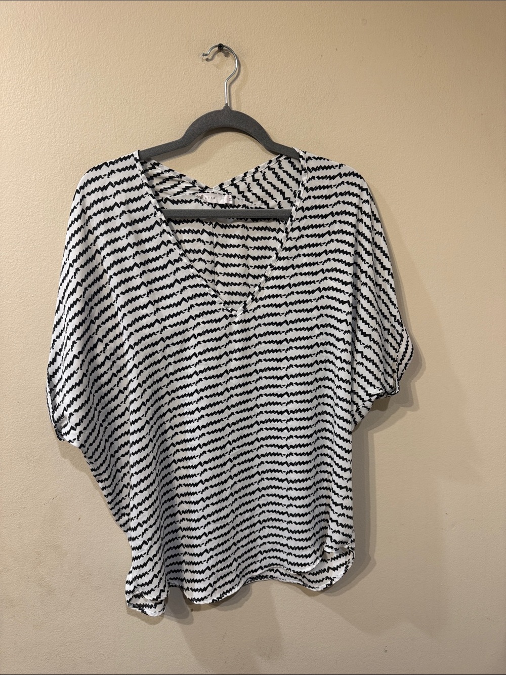 Women's Lush Black & White Striped V-Neck Top sz L Dolman Sleeve Zig Zag Pattern